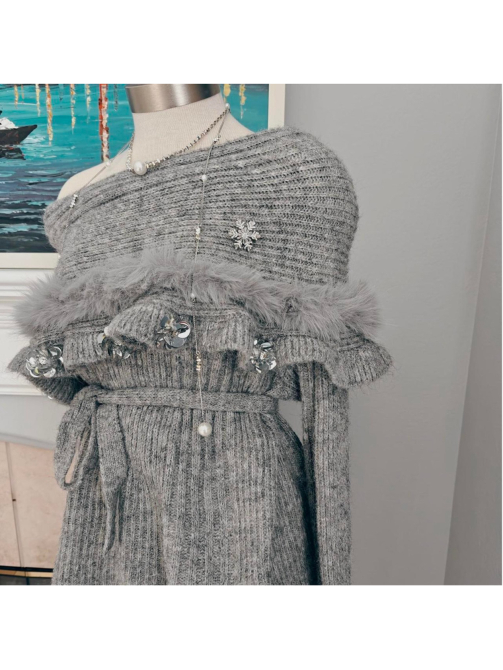 Grey off the shoulder sweater with fur trim and pearl details
Firm price, no of